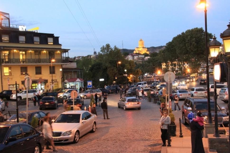 Na rušnej hlavnej ulici Rustavelis Gamziri