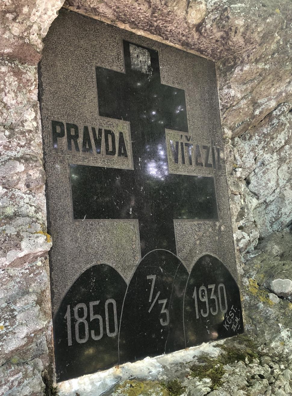 Pamätná tabuľa pod vrcholom Veľkého Inovca