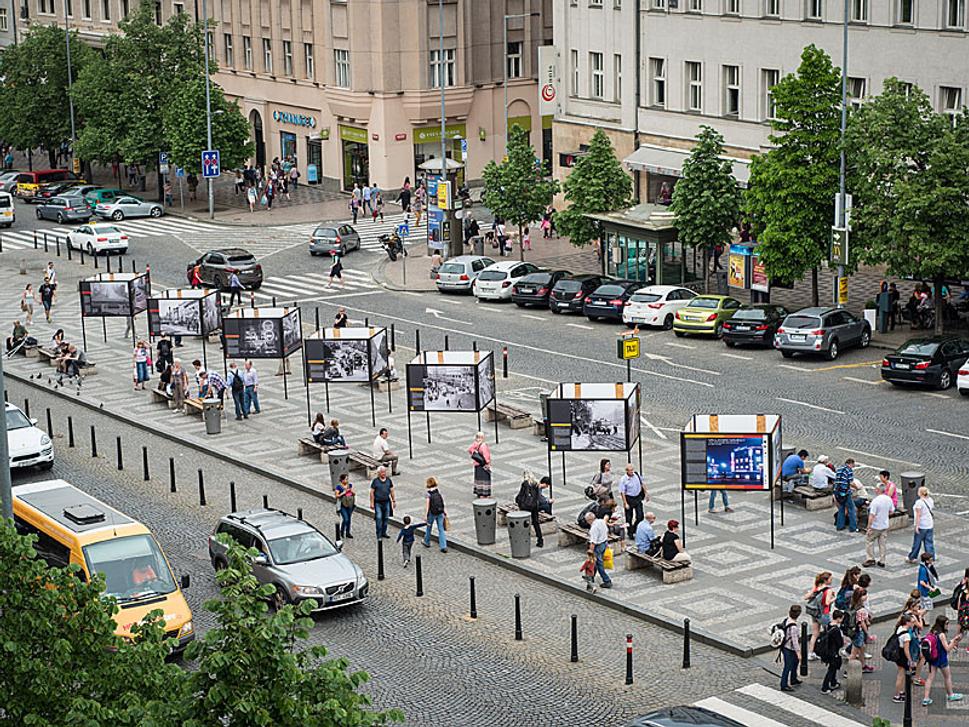 Jedna z mnohých výstav na Václavskom námestí, v centre Prahy. Miesto, ktorým prejdú denne tisíce ľudí je výbornou príležitosťou, ako občanom pripomenúť ťažké obdobia histórie, ktoré by sme nechceli zažiť.