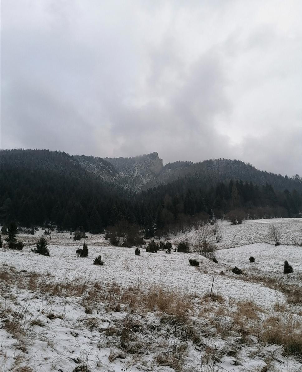 veľké skaly vpravo...