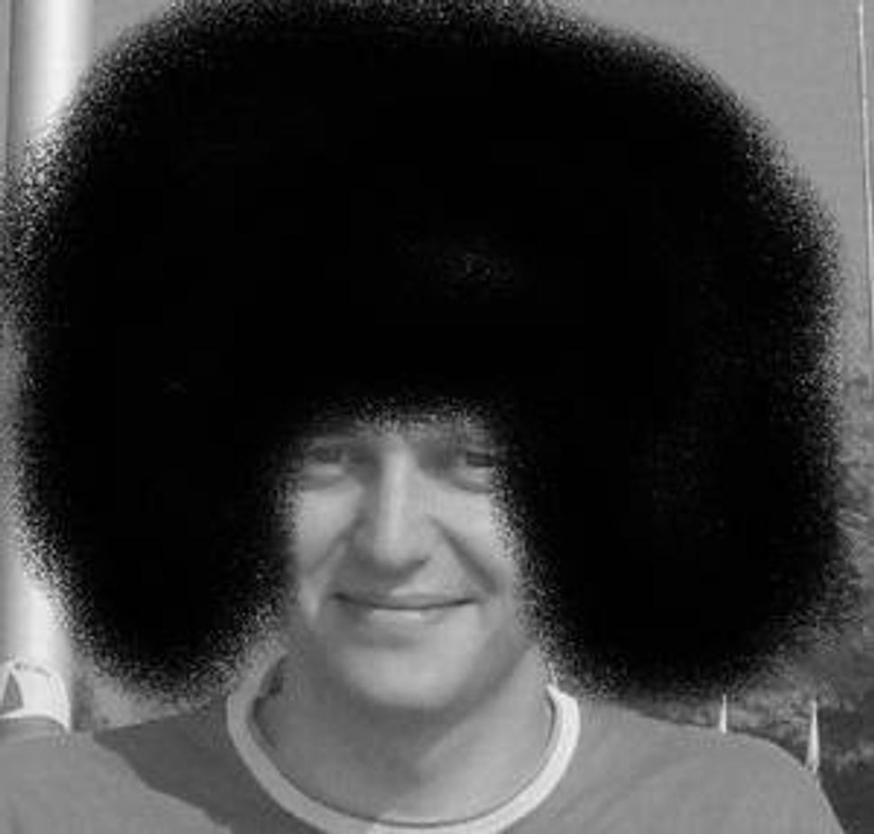 Ked uz sme pri tych vlasoch, taketo podobne ma bubenik zo skupiny The Roots (mne by tiez sekli, ale nezmestila by sa mi na ne ciapka ani sluchadla, tak to zatial necham tak:)