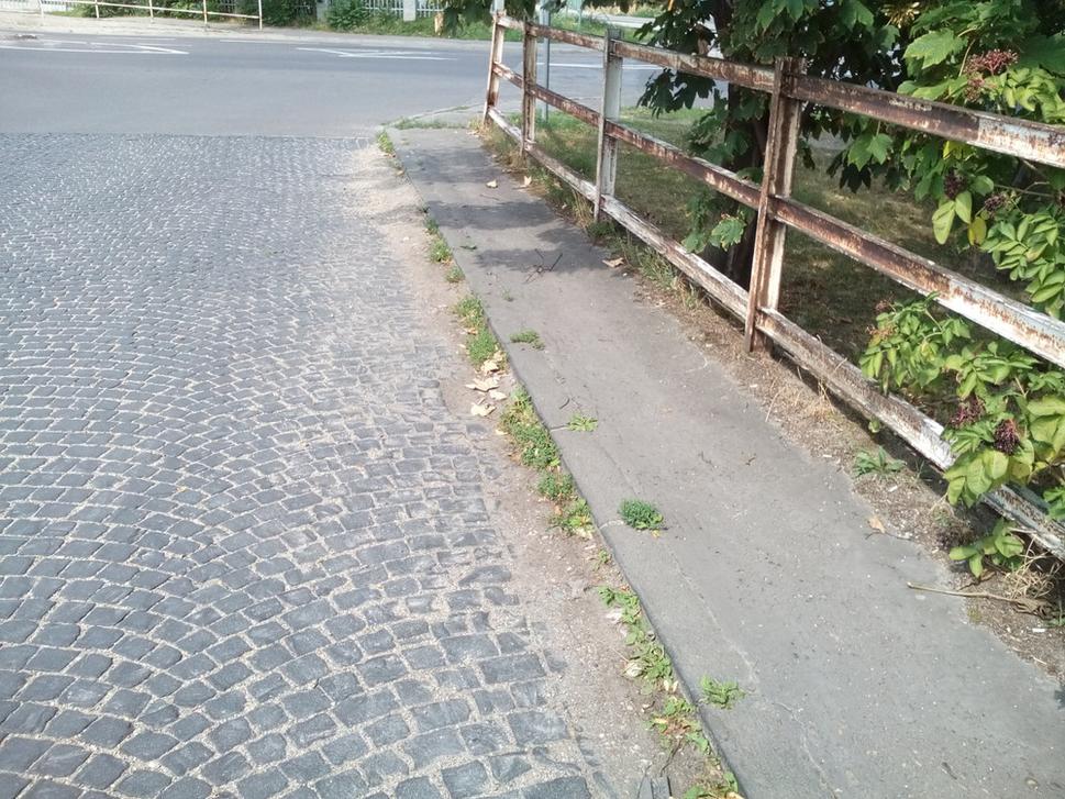 zabudnutý mostík nad tokom pri križovatke Tomášikova - Rožňavská