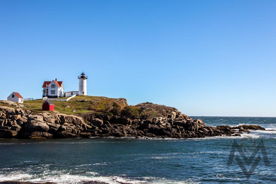 York, Maine, USA. October 10, 2016. Cape Neddick pohlad z pobrezia nedaleko parkoviska.