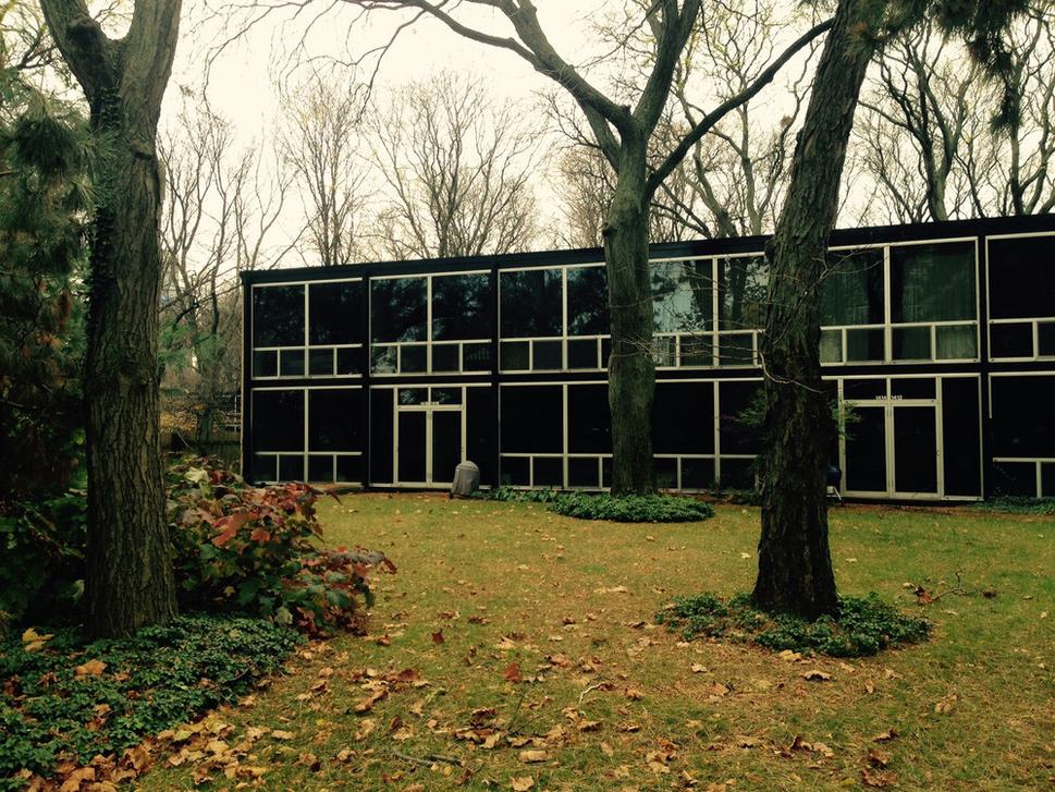 Okrem opustených štvrtí sú tu aj časti, ktoré navrhli známy architekti, napríklad Ludwig Mies van der Rohe, ktorý tu navrhol celý park a krásne domčeky v ňom na bývanie