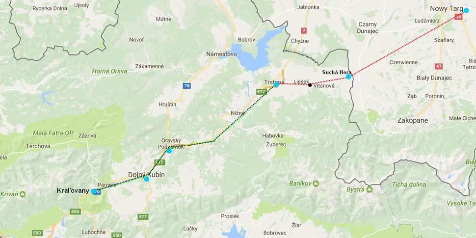 Nepodrobná mapa súčasnej trate do Trstenej z Kraľovian a červenou farbou trasa neexistujúcej trate do Suchej Hory a Nového Targu . Modrou Farbou je viacero staníc .