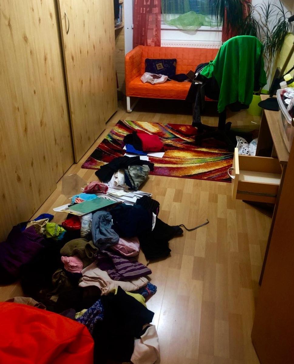 • Neporiadok po vlamačoch do bytu. •