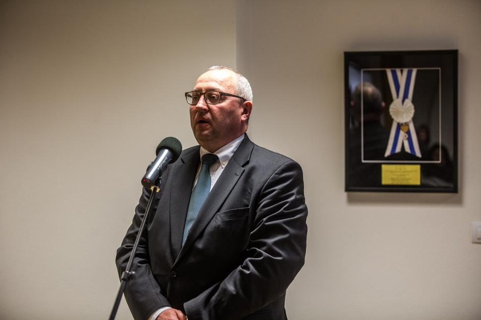 Jacek Gajewski počas príhovoru na otvorení výstavy ŻEGOTA – RADA POMOCI ŽIDOM v Múzeu holokaustu v Seredi