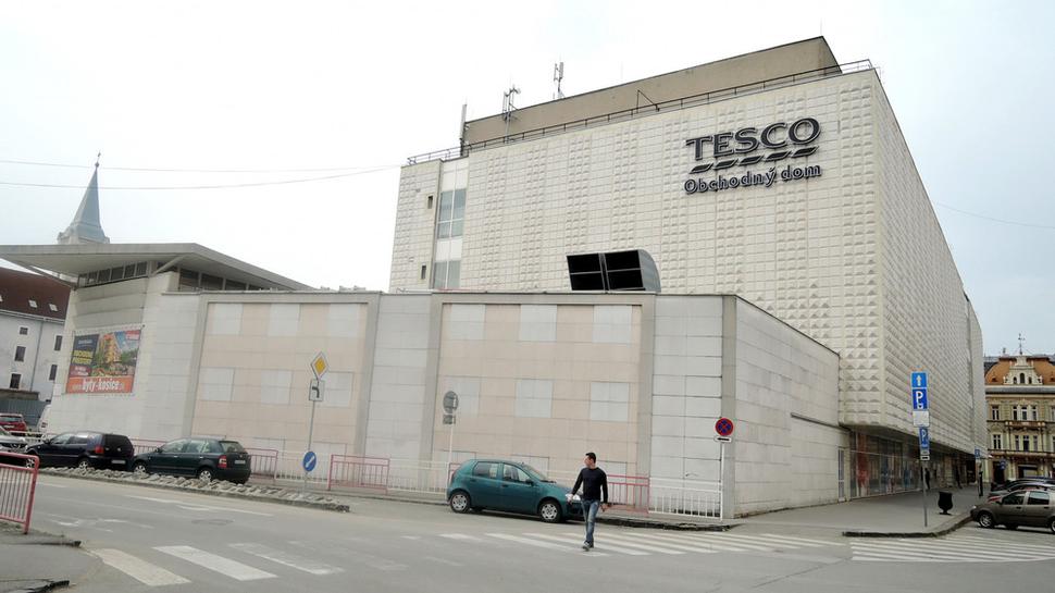 Obludná a hnusná - taká je prístavba Tesca v Košiciach.