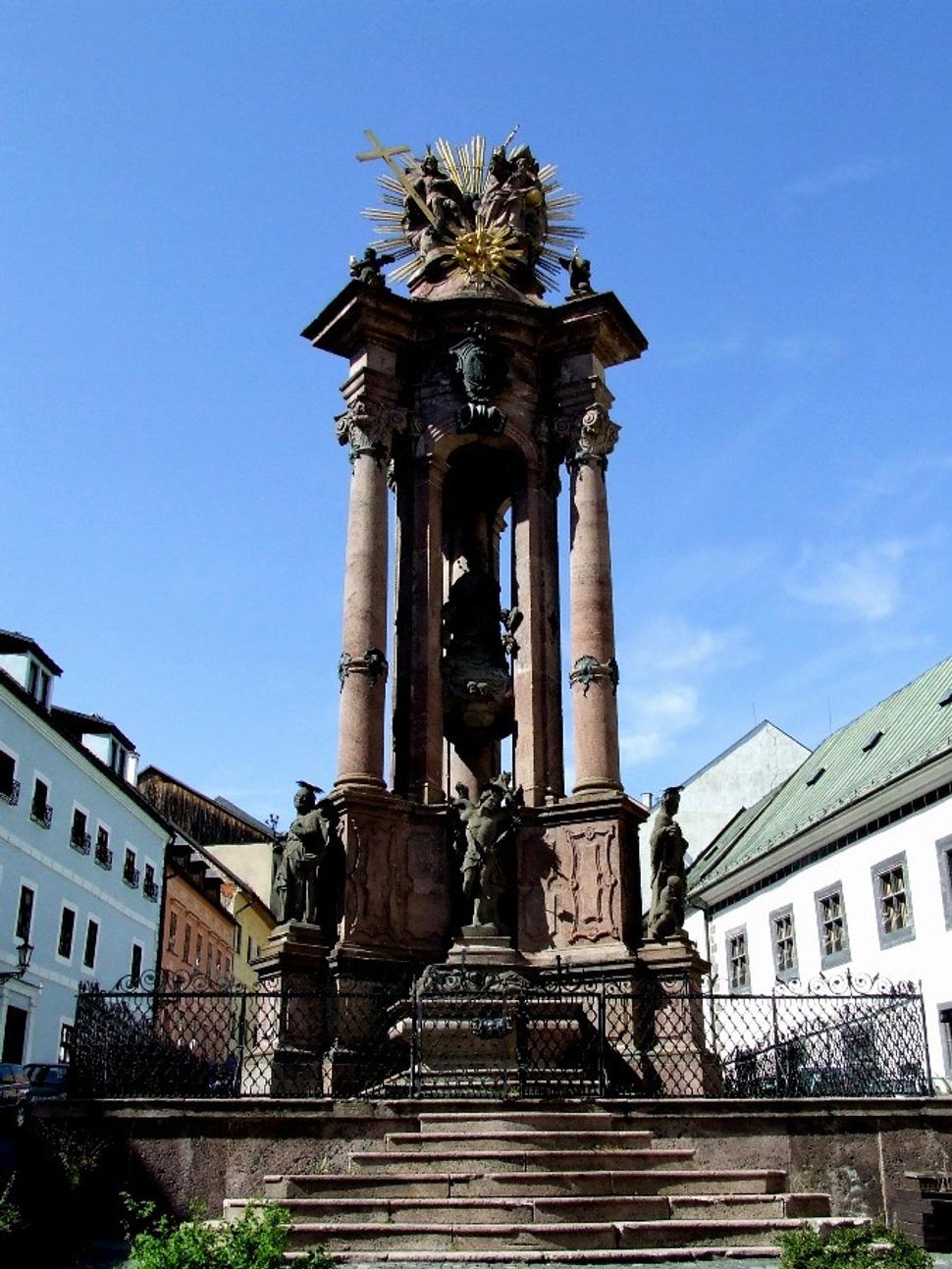 Námestie Svätej Trojice a trojičný stĺp, Banská Štiavnica.