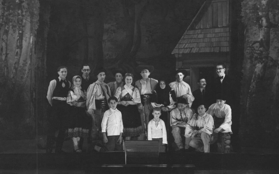 Druhú reprízu Stodolovej drámy Bačova žena hrali cíferskí ochotníci 7. marca 1942 v Mestskom divadle v Trnave. Predpokladáme, že muž stojaci tretí sprava je Jozef Hečko v úlohe Druhého valacha