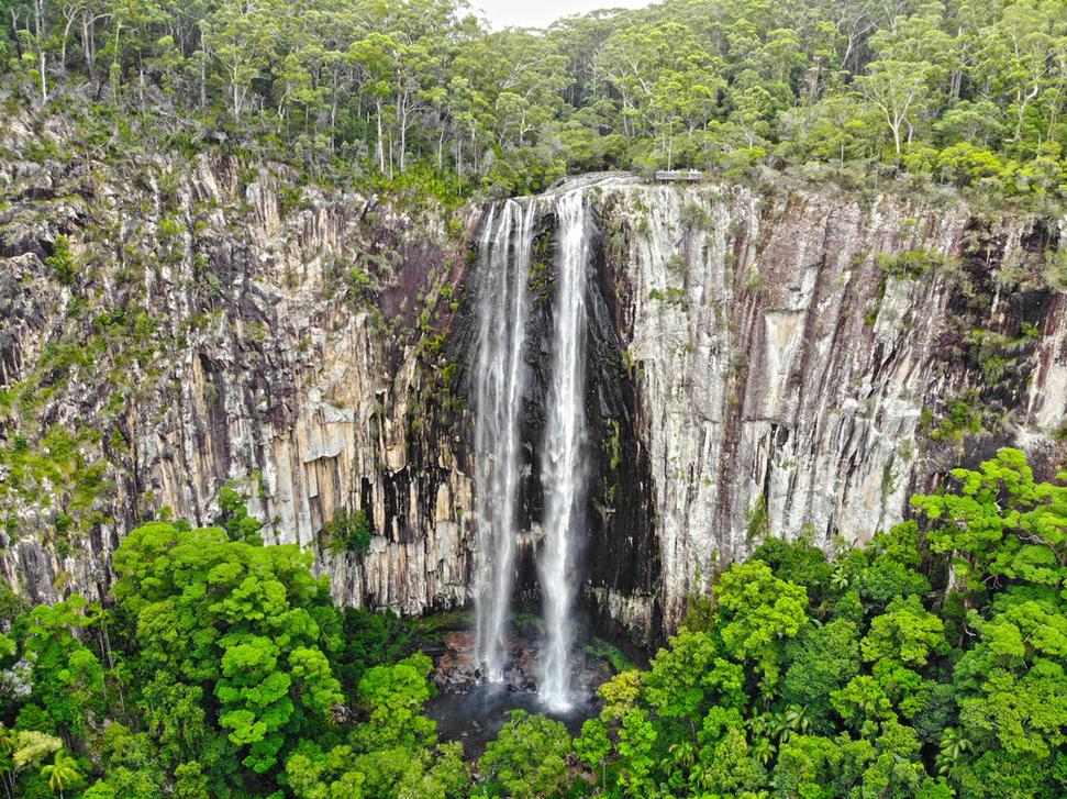 Pohľad z drona na úžasné vodopády Minyon Falls.