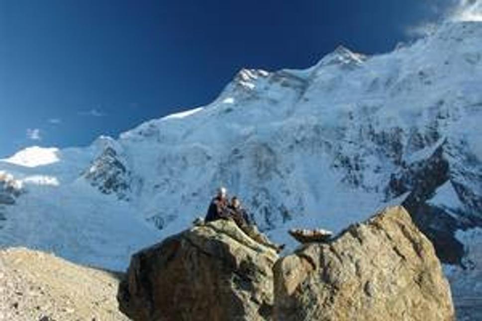 nedaleko prveho vyskoveho tabora Nanga Parbat, priamo pod jej severnou stenou