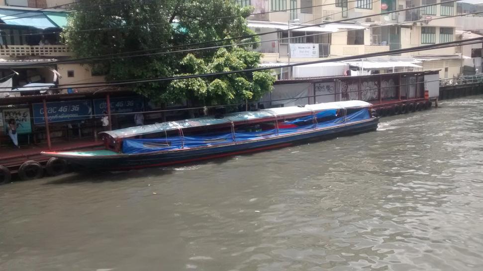Jedna z lodiek na riecnych kanaloch v Bangkoku