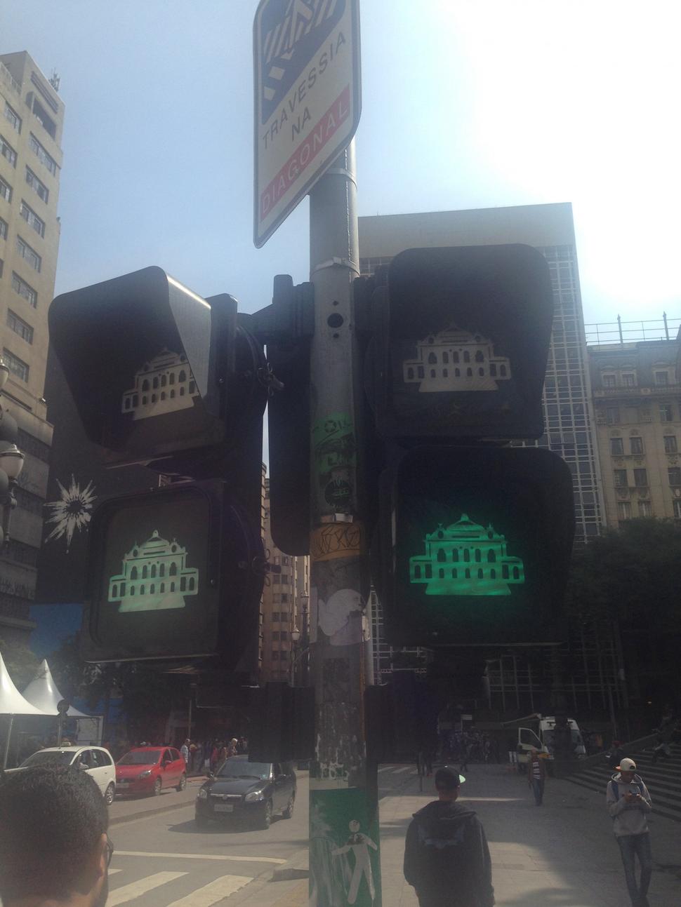 Aby Sao Paolo urobili príťažlivejšie pre turistov, rozhodli sa vymeniť panáčikov na prechodoch pre chodcov za piktogramy známych pamiatok, čím upozorňujú turistov, že sa nachádzajú v blízkosti niečoho dôležitého. Keď podobný experiment urobil výtvarník v Prahe, tak skončil vo väzení. No iný kraj, iný mrav.