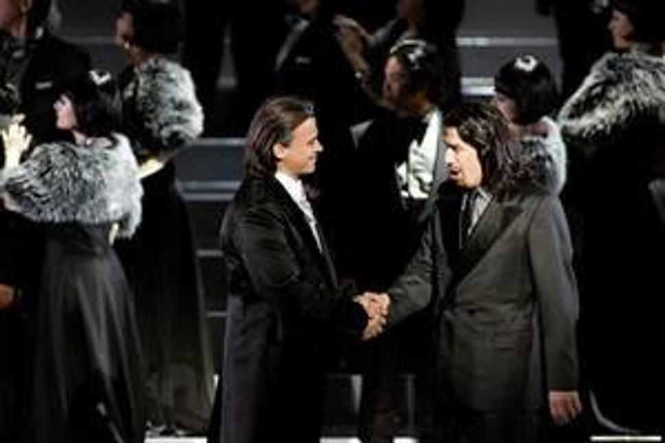 Štefan Kocán (Gremin) a Dalibor Jenis (Onegin) v opere Eugen Onegin, Nomori Opera v Japonsku.