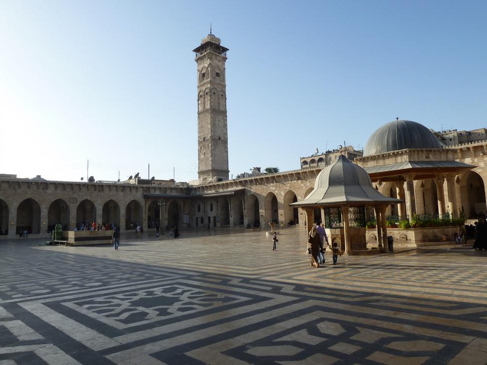 Nádvorie Džámi masdžid, v pozadí minaret