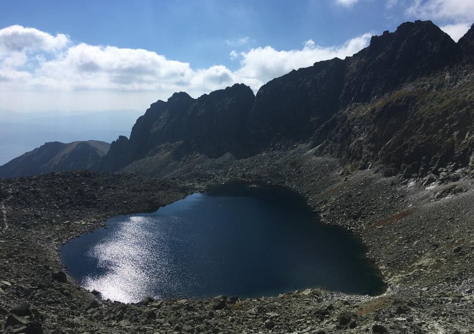 Vyšné Wahlenbergovo pleso v trochu chladnej skalnatej Furkotskej doline. (foto MTECPRO)