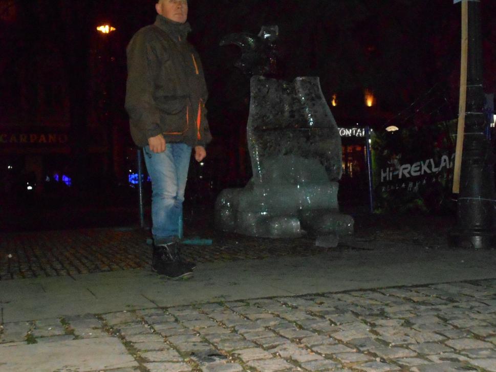 Ľadová socha v blízkosti zvonkohry a hrajúcej fontány