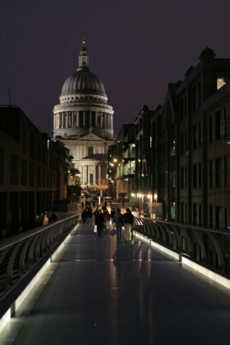 St. Paul's Cathedral z Millennium Bridge