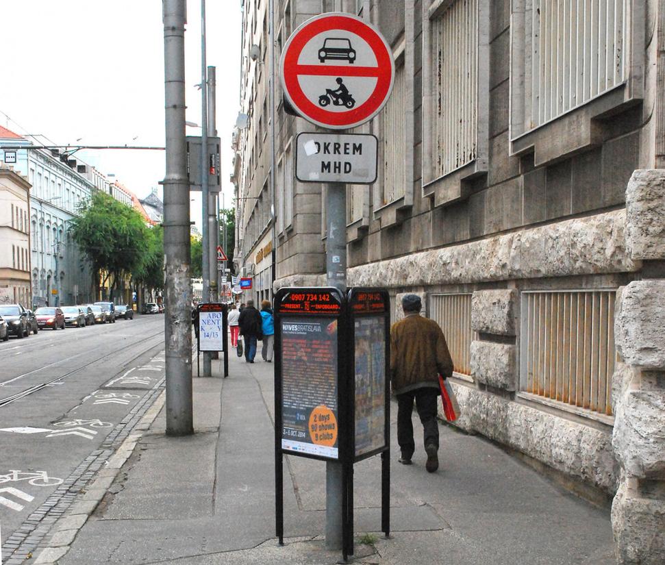 Zariadenie umiesnené na dopravnom značení uprostred chodníka (Štúrová/Jesenského).