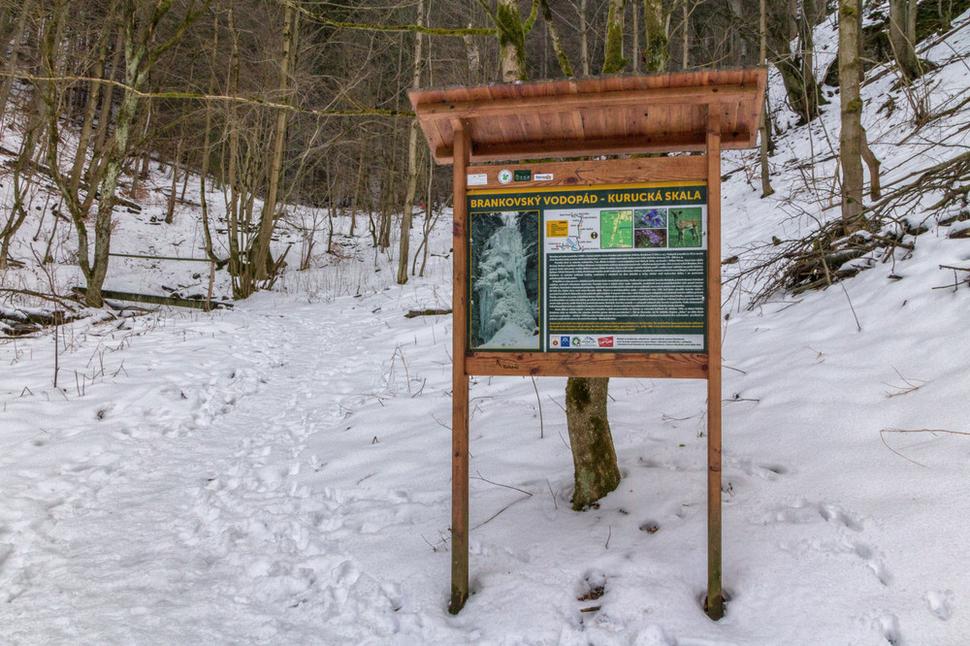 Informačná tabuľa pod vodopádom