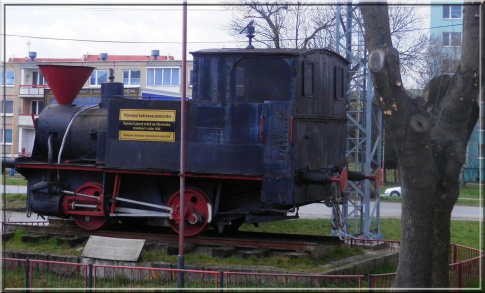Na stanici Veľký Šariš pod Šarišským hradom stojí táto národný kultúrna pamiatka - najstarší parný rušeň na Slovensku, vyrobený v r. 1882
