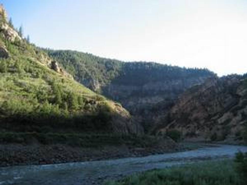 Glenwood Canyon nad riekou Colorado