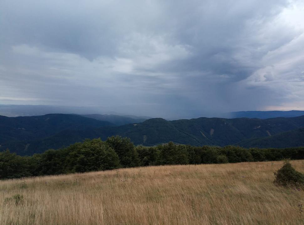 v pozadí búrka