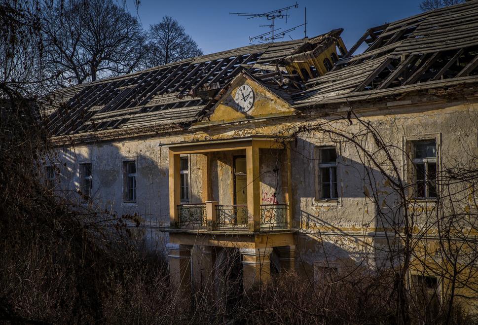 ludký čas tu zastal , zub času však plynie dalej