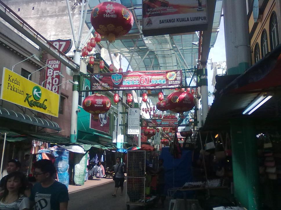 mojej ženy Jany obľúbená čínska štvrť a ulica Jalan Petaling ešte pred otvorením stánkov