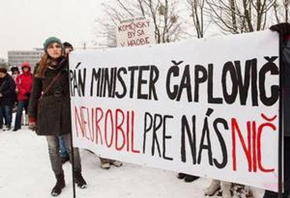 Protest učiteľov a študentov z púchovského gymnázia pred budovou Úradu vlády.