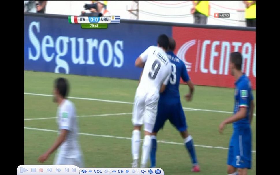 Luis Suarez hryzie Georgia Chieliniho. Bolo to dokonac aj v ponuke stávkových kancelárií.