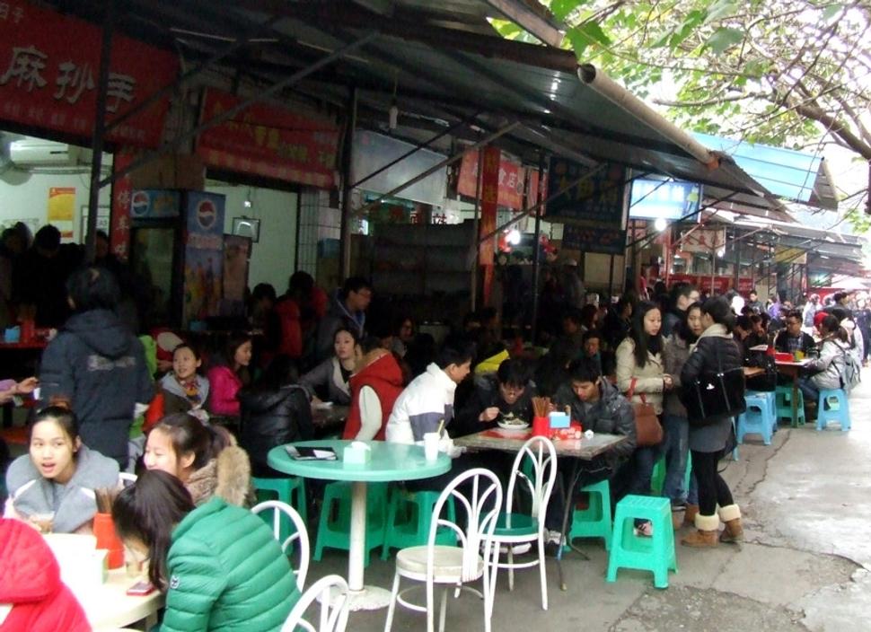 Čas obeda v centre mesta Chongqing