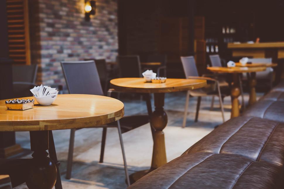 Prázdné kavárny a restaurace jsou bez jídla, nápojů a lidských osudů...