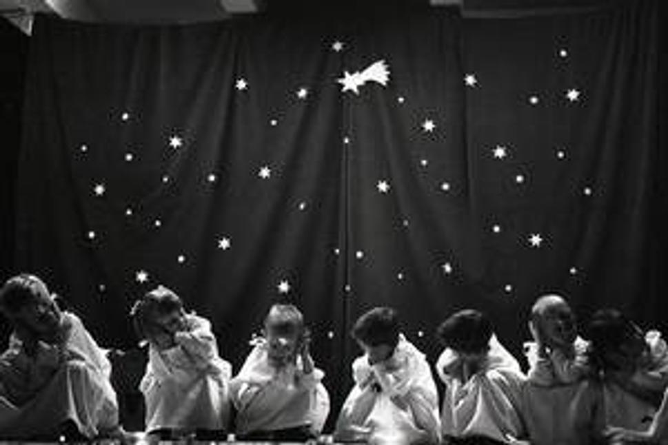 Film "Mesiac v nás" patrí nielen do kín, ale aj do učební všetkých typov škôl. Zo života-dávajúceho cyklu netreba robiť strašidelnú rozprávku.