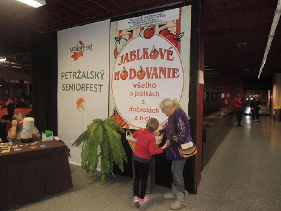 Jablkové hodovanie v DK Zrkadlový háj