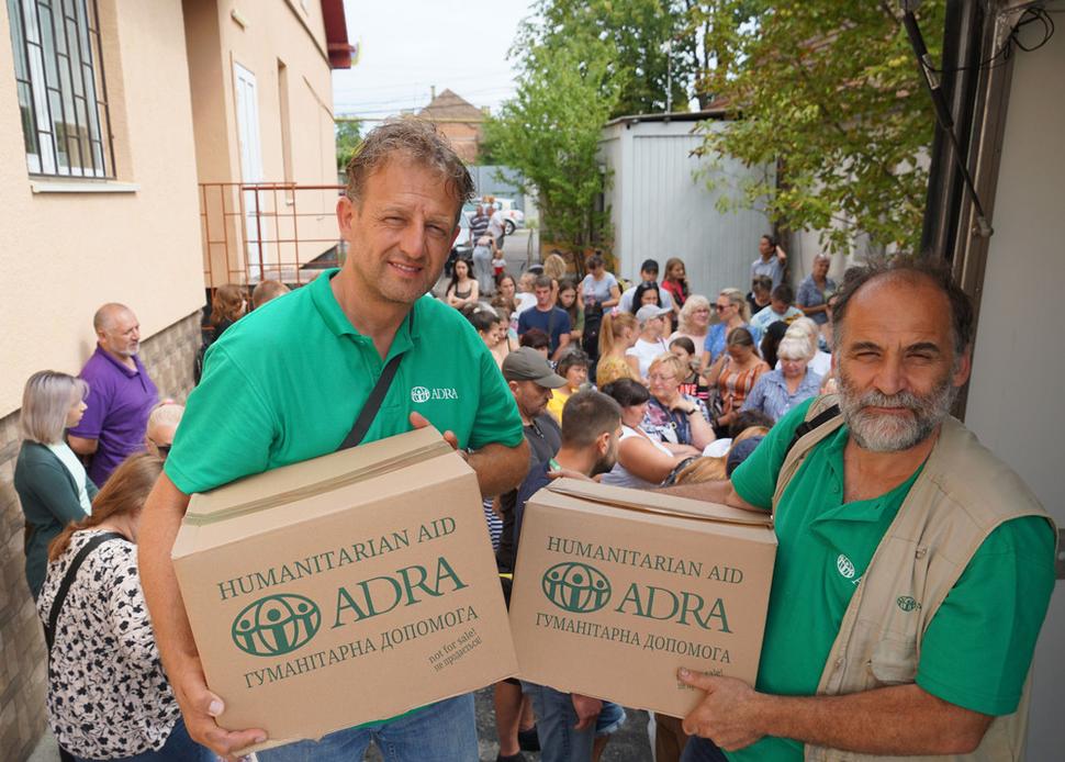 Ľudo (vľavo) a riaditeľ ADRA Slovensko Stano Bielik (vpravo), počas distribúcie pomoci v Mukačeve.