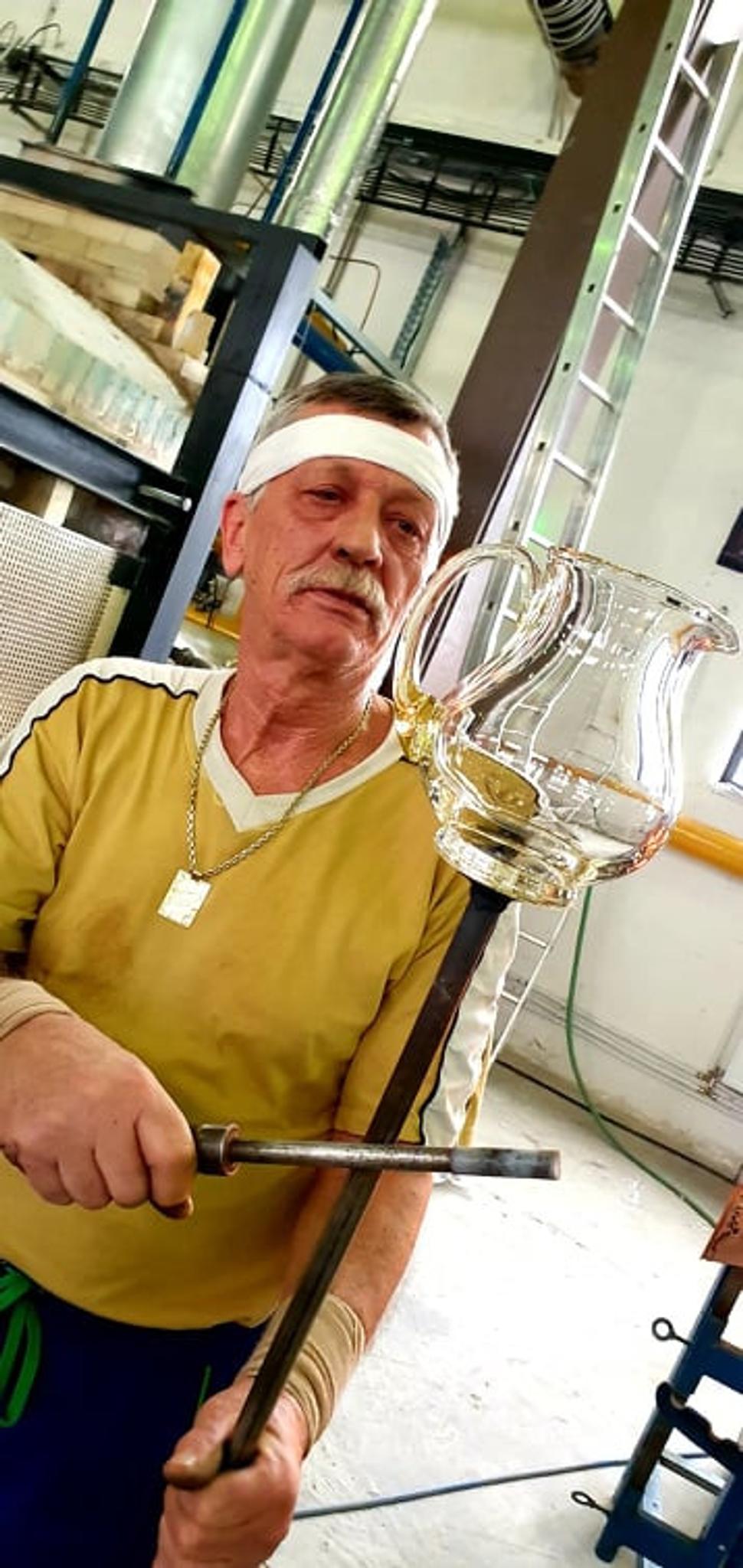 Brat Karol Švingál znovu začal pracovať so sklom v súkromnej firme, ktorej majiteľ zamestnáva pri výrobe, brúsení, maľovaní skla viac ako sto ľudí.