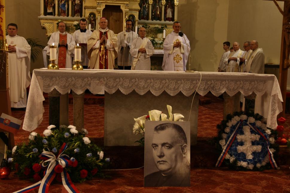 Arcibiskup Sokol slúži zádušnú omšu za Jozefa Tisa