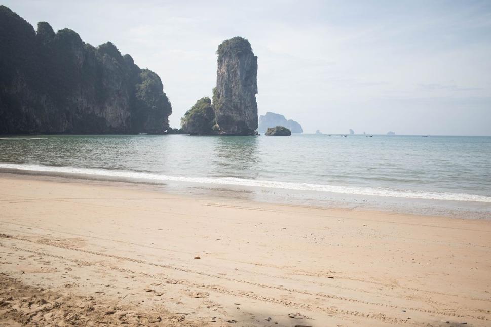 Pai Plong Beach má veľmi peknú panorámu, no do vody by ste asi nevošli