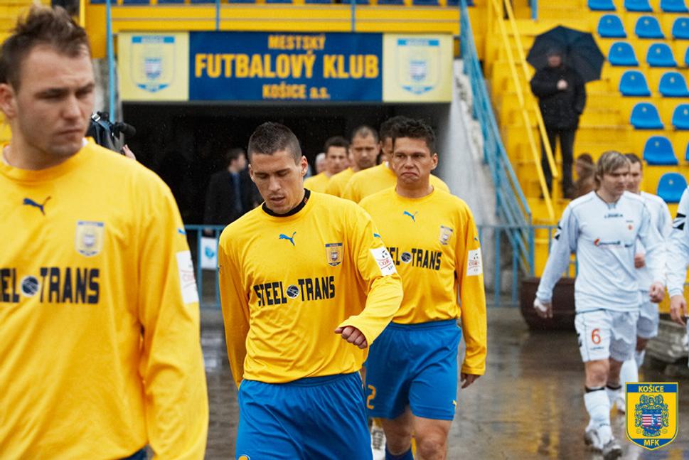 príchod hráčov zo šatne môže veľa prezradiť (foto zdroj: mfkkosice.sk)