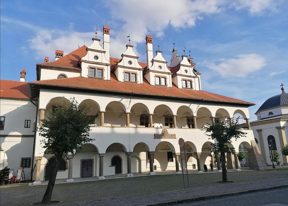 radnica od námestia