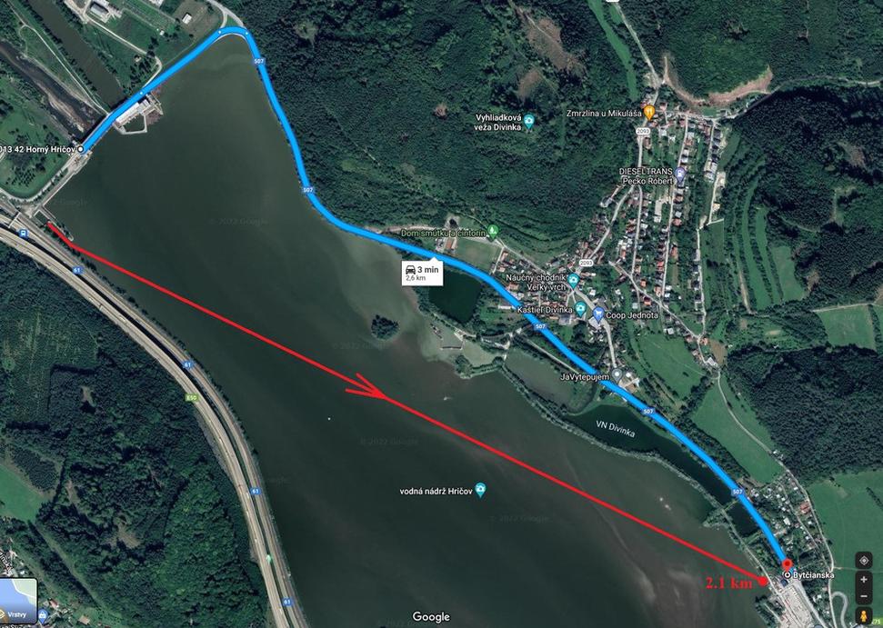 Podľa výpovede troch členov rybárskej stráže im otec uplával naprieč priehradou na člne (cca 2 km), pričom rybárska stráž ho nedostihla autom. Člnom to trvá minimálne 45 minút, autom len 3 minúty. Ako je možné, že mal byť rýchlejší ?