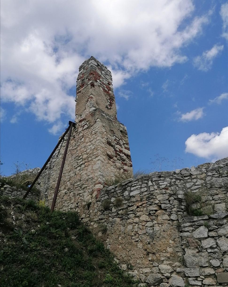 hradba so stĺpom