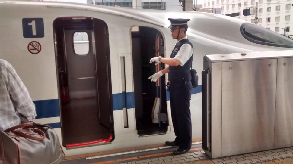 Shinkansen - vlak, ktorý chodí na sekundu presne, jeho maximálna rýchlosť dosahuje až 320 km/h.