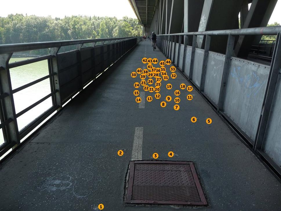 Množstvo krtincov, medzi ktorými musel cyklista predtým kľučkovať.