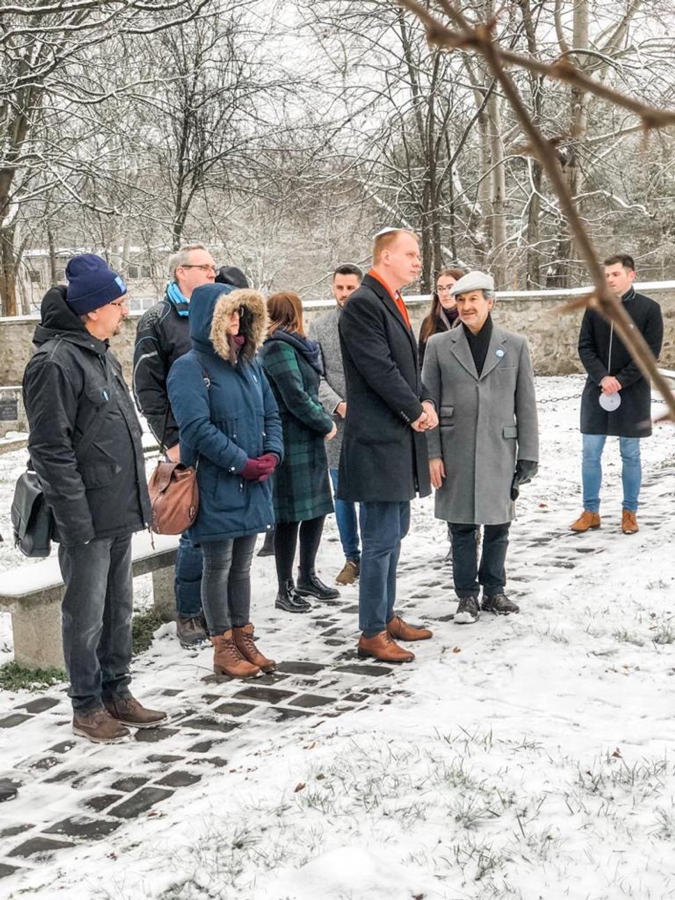 Členovia a sympatizanti PS/SPOLU s programovým lídrom Miroslavom Beblavým a Jozefom Klementom v Parku ušľachtilých duší vo Zvolene
