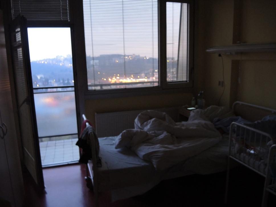 Moja nadštandardná izba na oddelení šestonedelia (keďže som tam mala neporiadok, uvádzam radšej len v decentnom prítmí zapadajúceho slnka)