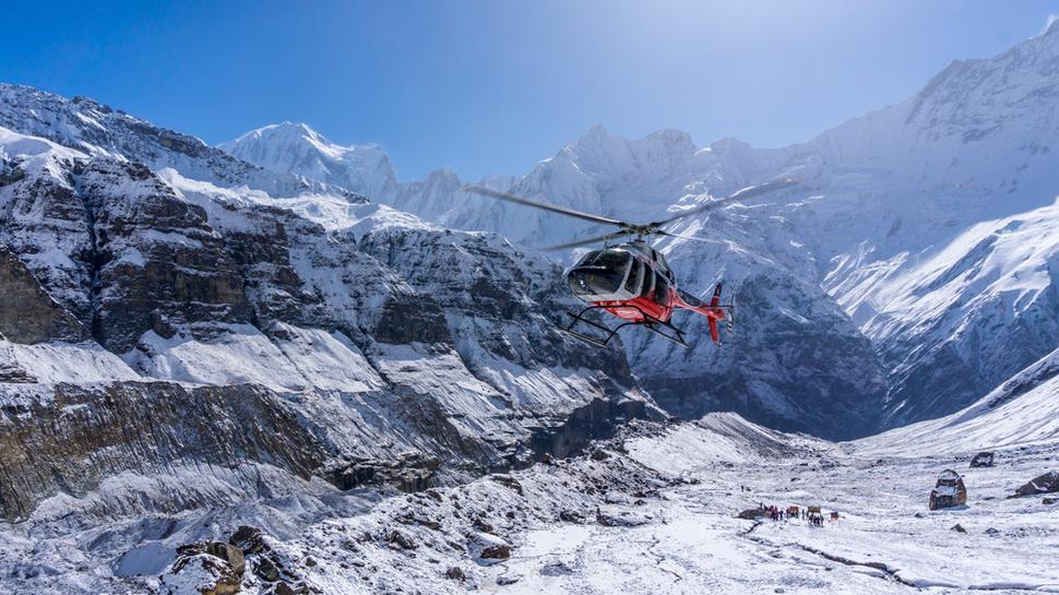 Pristátie helikoptéry vo veľkom štýle v base kempe Annapurny.