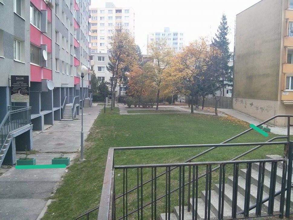 Drobného ulica v Dúbravke, kde slúžia naše kvetináče z Prievozskej.